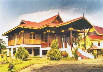 Rumah Belah Bubung - Rumah Adat Provinsi Kepulauan Riau | DTECHNOINDO