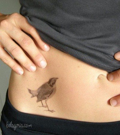 imagen del tatuaje en la cintura de una mujer