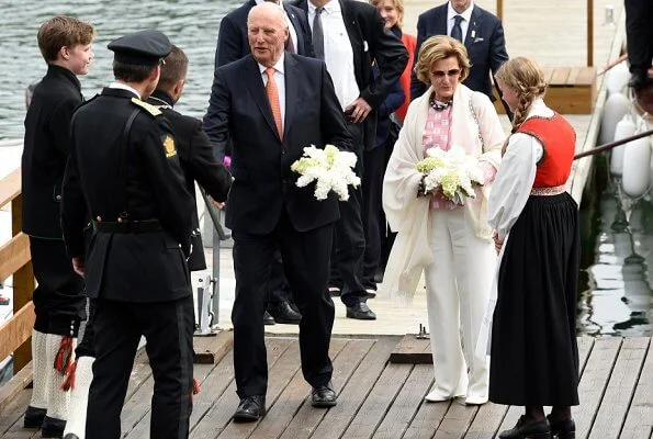 King Harald and Queen Sonja visited Jondal, Odda, Granvin, Ulvik and Askøy municipalities in Hordaland,with the Royal ship