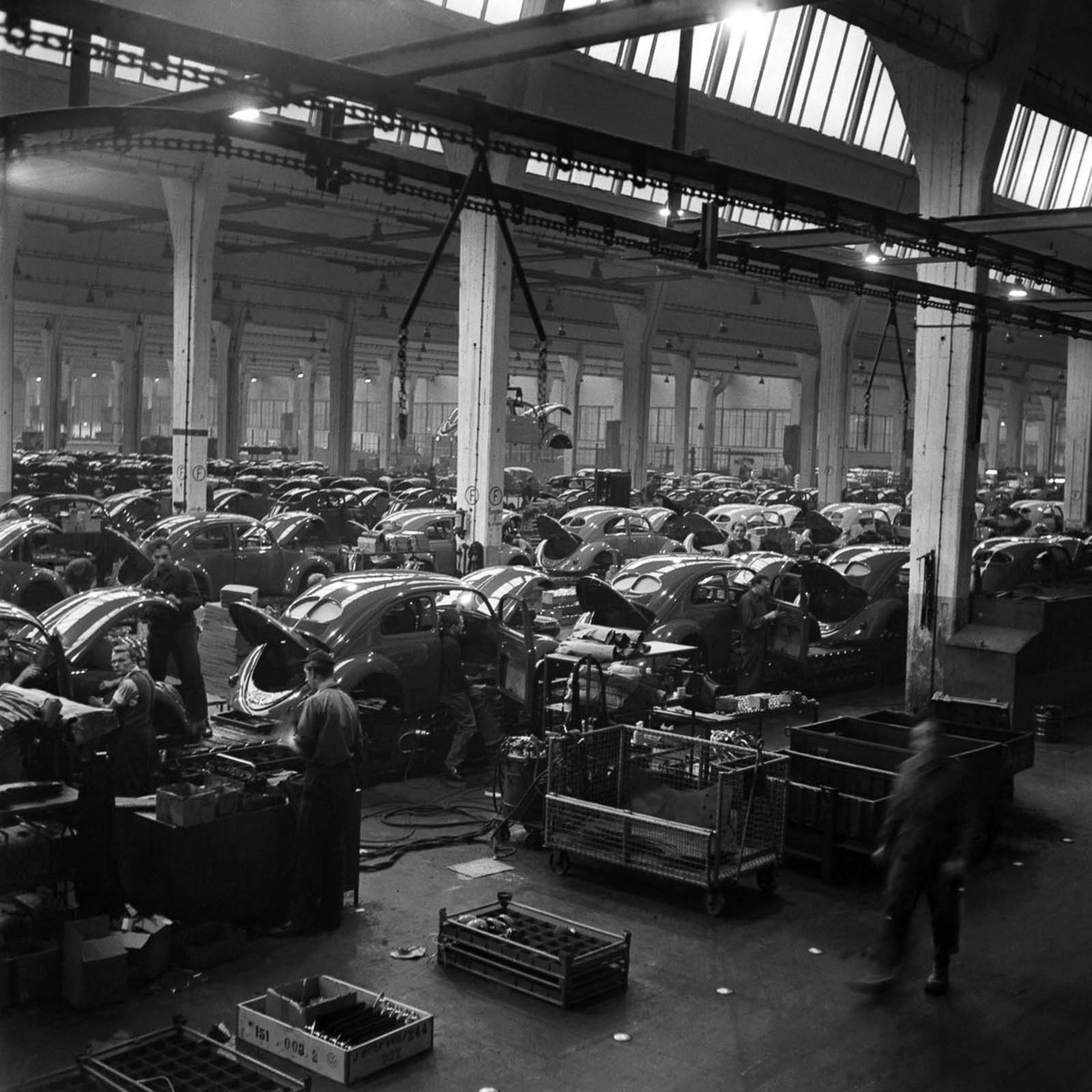 The assembly line. 1952.