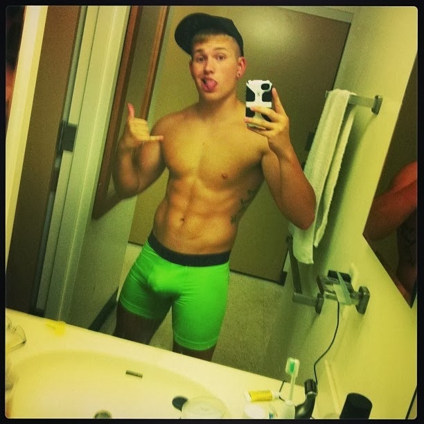 Nude Guy Selfies: Hotties in underwear