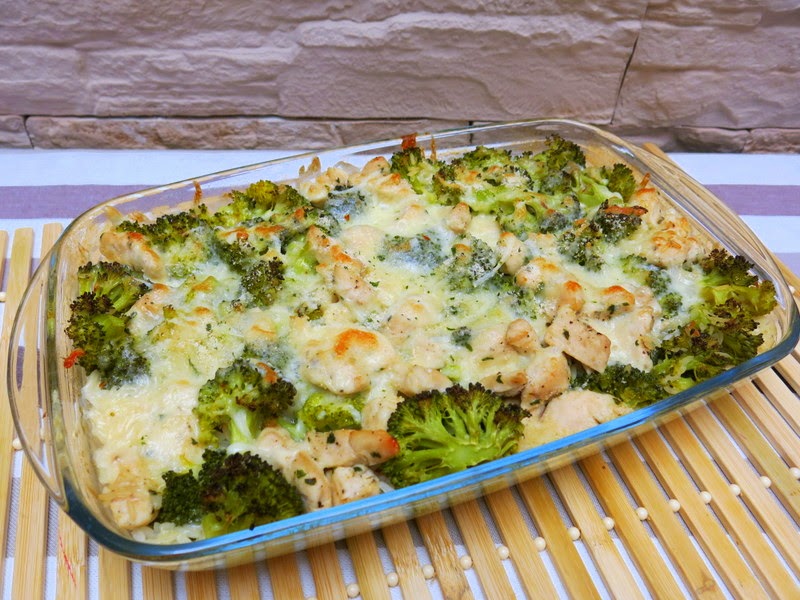 Tomillo, laurel y otras cosas de comer.: ARROZ CON POLLO Y BRÓCOLI AL HORNO