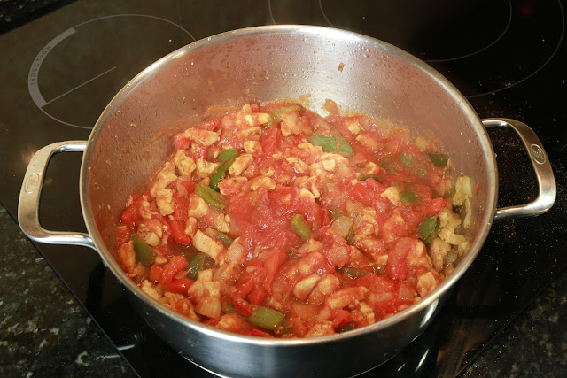Preparación de espaguetis con pollo y verduras