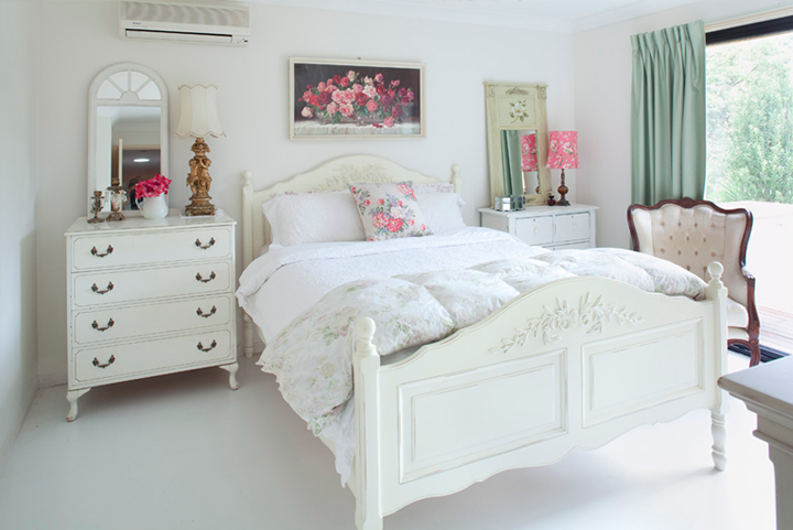 White+vintage+chic+bedroom