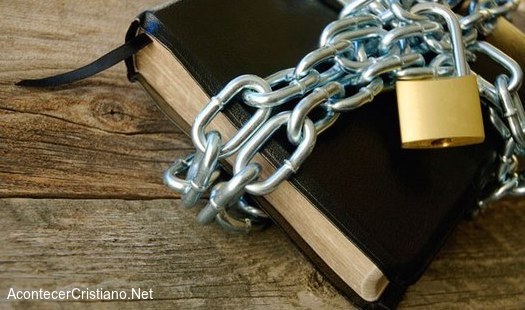 Biblia encadenada para impedir saber su mensaje