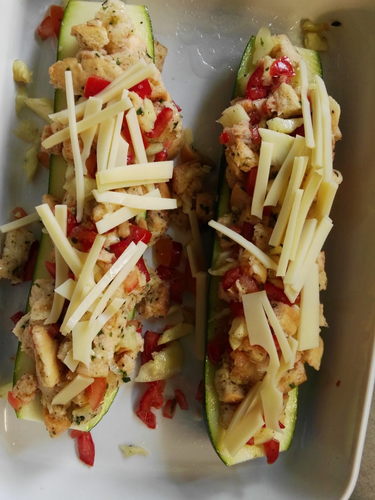 Herzhafte Zucchini mit knuspriger Weißbrot- Tomatenfülle