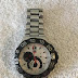 Reloj cronógrafo redondo de plata con pulsera de eslabones.