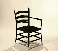 Bir adamın sandalyeye yandan oturuyormuş gibi görünmesine neden olan imkansız yamuk sandalye