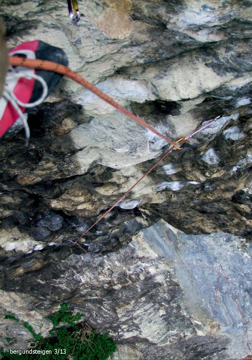 Оттяжка на скале. Скалолазание разрыв страховочного. Расположение оттяжек на скале. Фотография оттяжки в скале. Разрыв гора