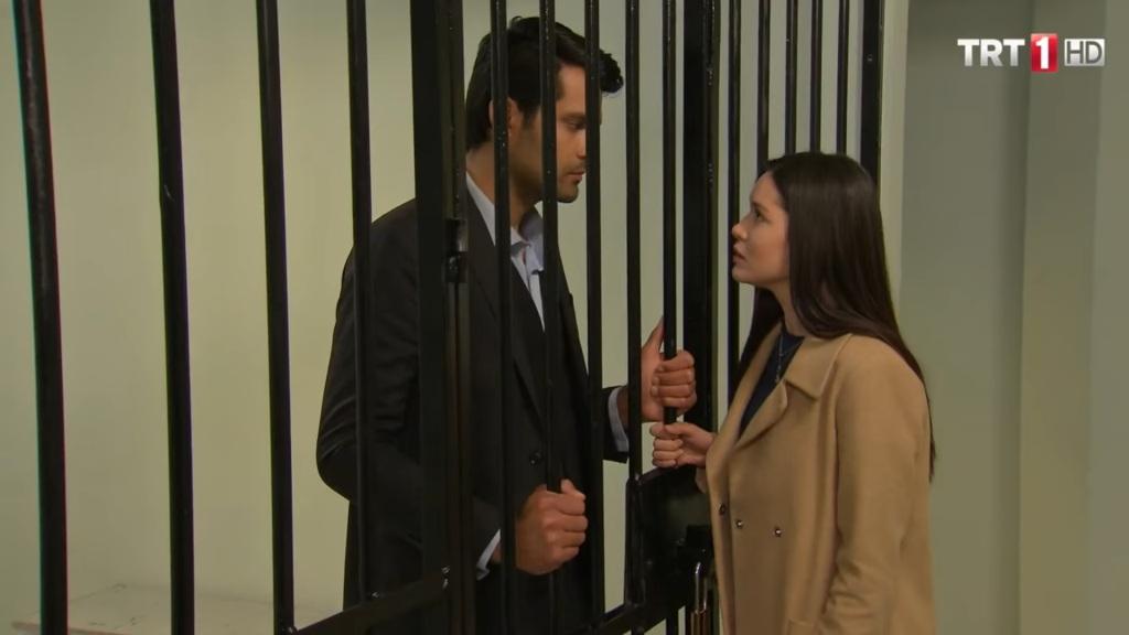 Więzień miłości odcinek 196: Mert postanawia wziąć winę na siebie! Omer opuszcza areszt! [Streszczenie + Zdjęcia]