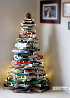 arbol de navidad realizado con libros