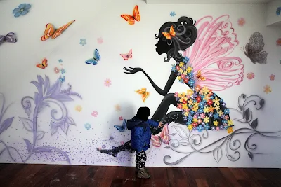 Graffiti w pokoju dziewczynki, Aranżacja pokoju dziecięcego, pokój dziewczęcy, malowanie lekkiego obrazu na ścianie.