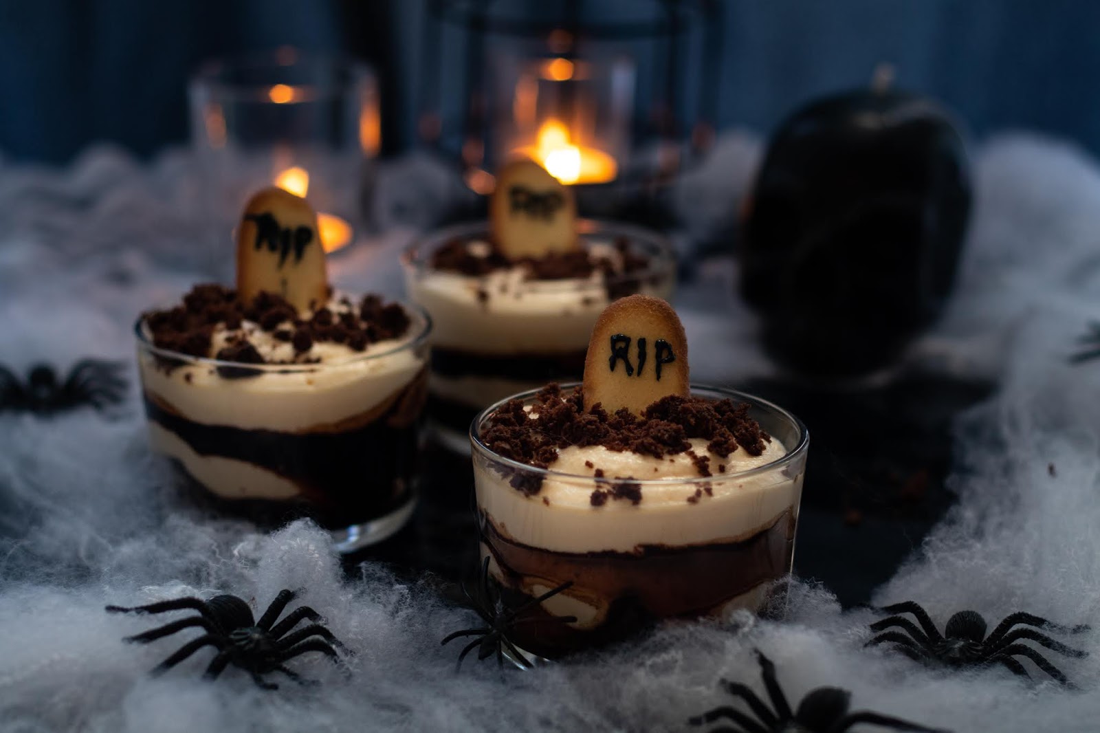Verrine de tiramisu au brownie et coulis de chocolat pour Halloween façon cimetière