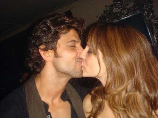 Hritik Roshan kissing suzzane khan - Celebreties kissing !!! Caught on camera