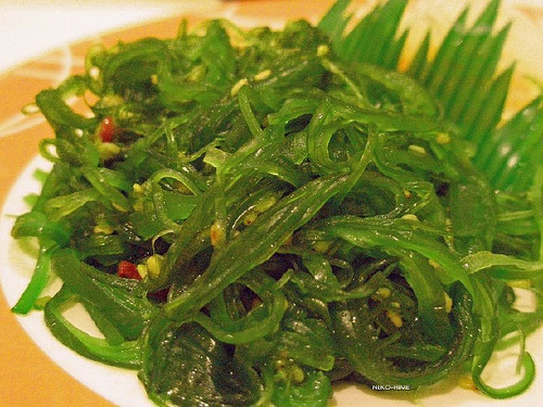 Чуку про. Морской салат водоросль. Маринованные водоросли. Морские водоросли салат азиатский. Китайские маринованные водоросли.