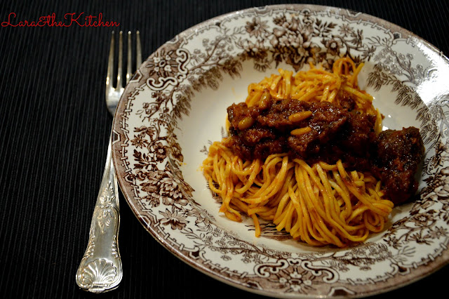 cinghiale in umido al pomodoro: il sugo, ottimo per i taglierini, la sua carne, un gustoso spezzatino