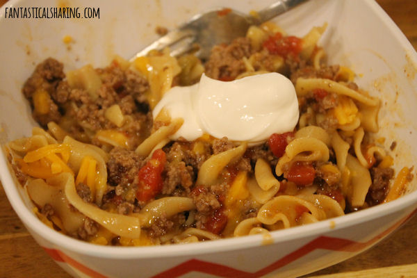One Dish Taco Goulash // This recipe is easy peasy and perfect for busy school nights. #recipe #onepotmeal #SundaySupper #beef #goulash