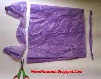 menyiapkan kantong plastik untuk bahan membuat bunga lavender