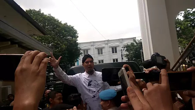 Surat Terbuka Ahmad Dhani dari Balik Rutan Medaeng: Surat Terbuka Ahmad Dhani dari Balik Rutan Medaeng: