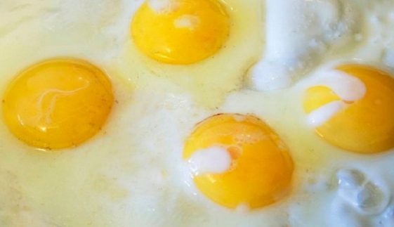  Ini Bahaya di Balik Nikmatnya Telur Setengah Matang