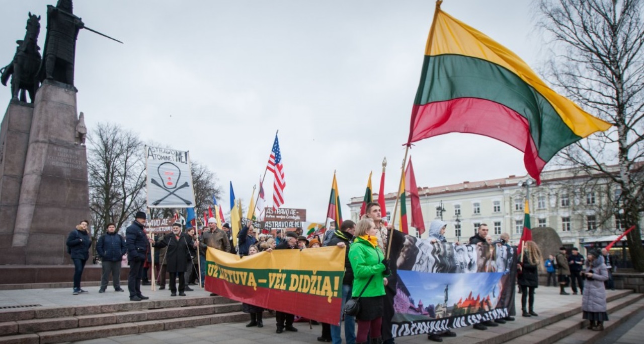 Lietuvos fašistėliai tikrųjų savo šeimininkų vėliava nešini...