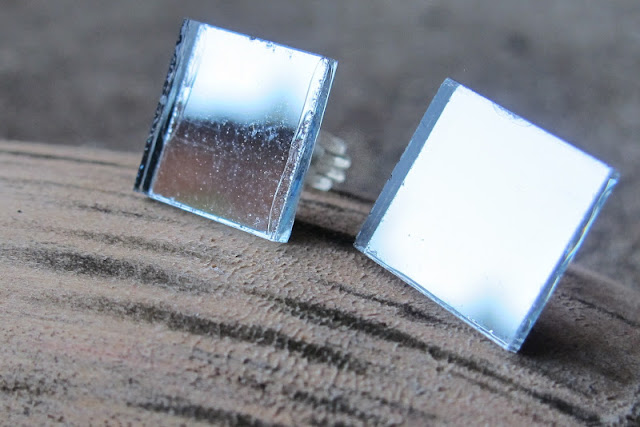 stekertjes van metaal met een 1 op 1 cm-spiegeltje