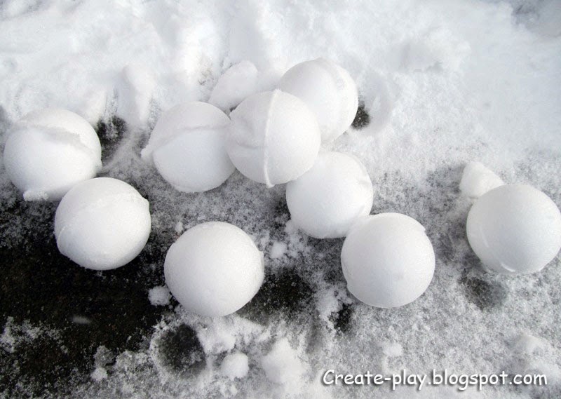 слепить снежок. снежки из снега. снежки из снега. снежок. снежные комочки большие и маленькие.