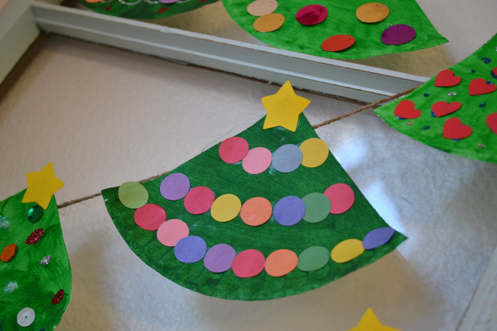 Real Life, One Day at a Time: paper plate Christmas tree garland
