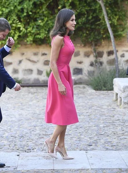 Queen Letizia wore a fuchsia-pink bespoke dress by Carolina Herrera and the Queen wore Coolook Sila earrings.