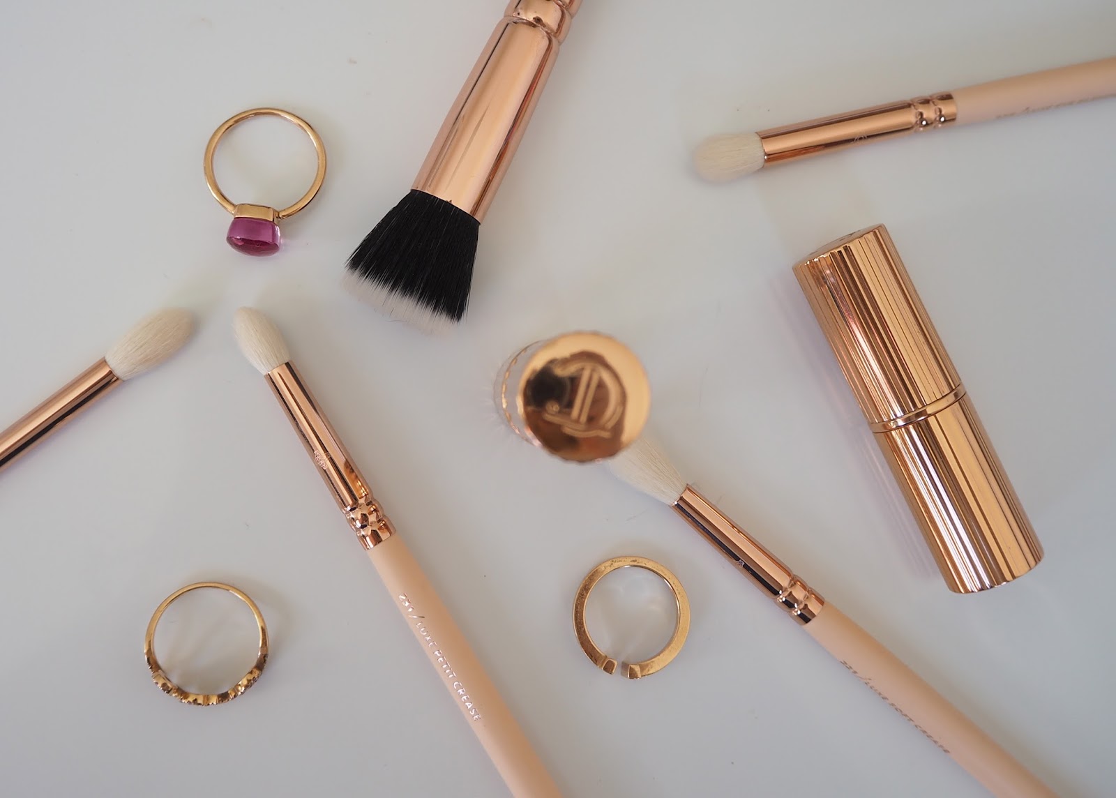 The review Zoeva brushes Expat Make Up Addict