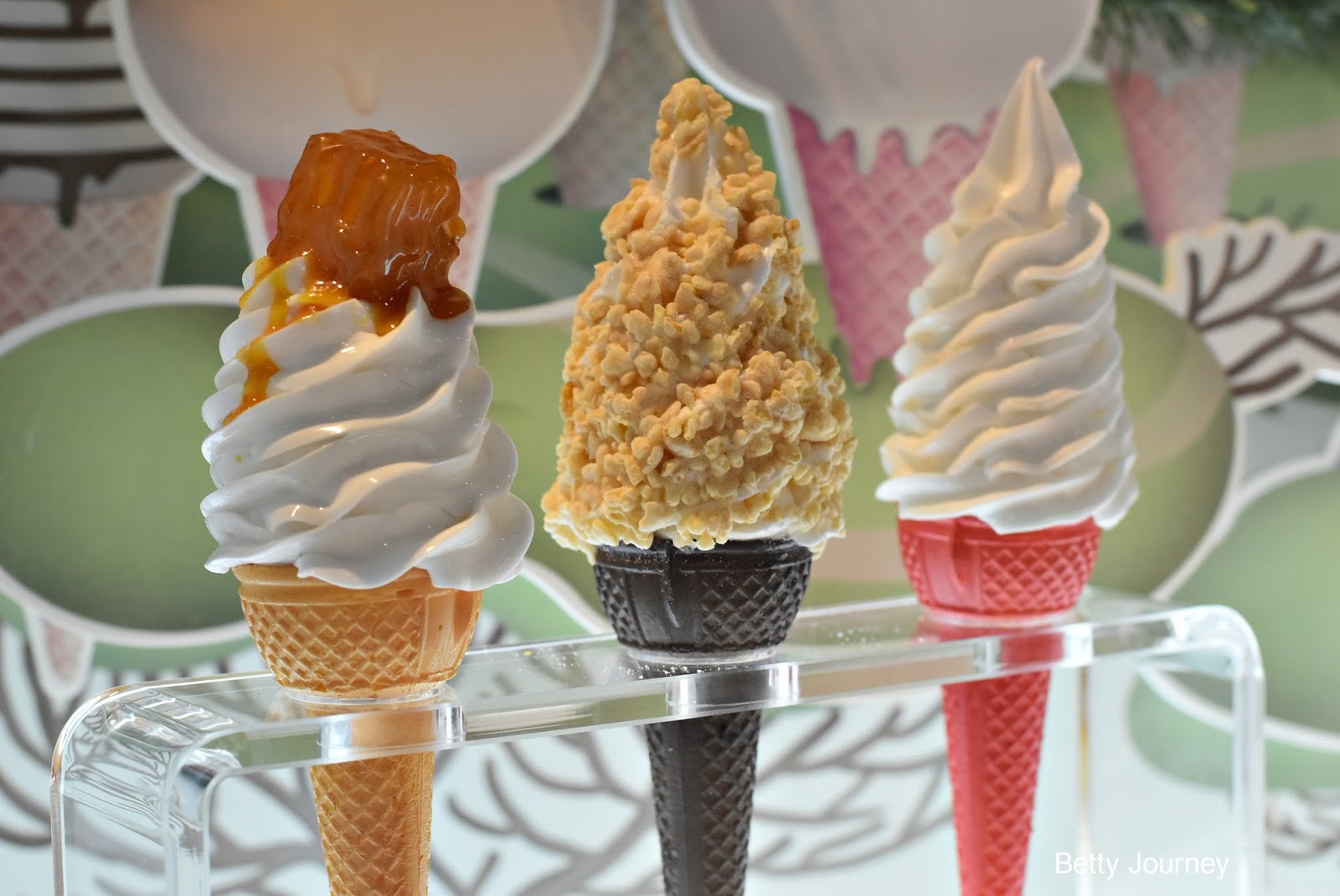 Ice cream new. Мороженое Хью Гарден. Двухцветное мороженое. Мягкое мороженое. Мороженое Вдохновение.