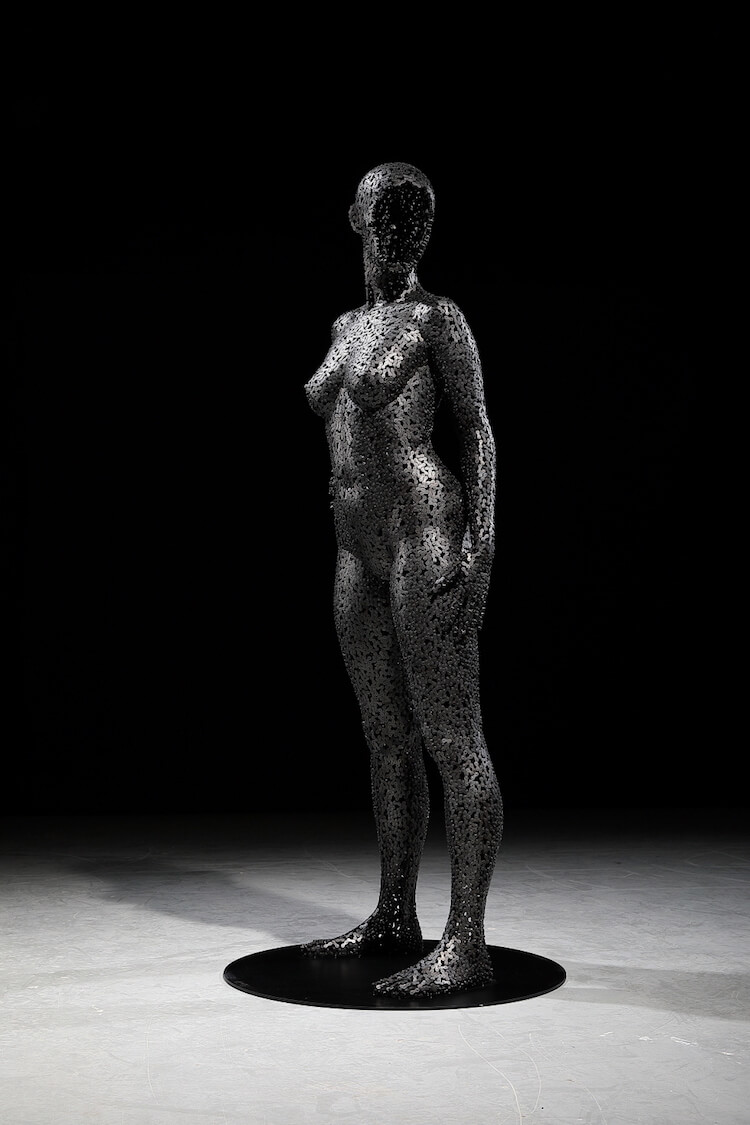 Breathtaking Life-Size Sculptures Made Of Bicycle Chains Realistically Express Human Emotions