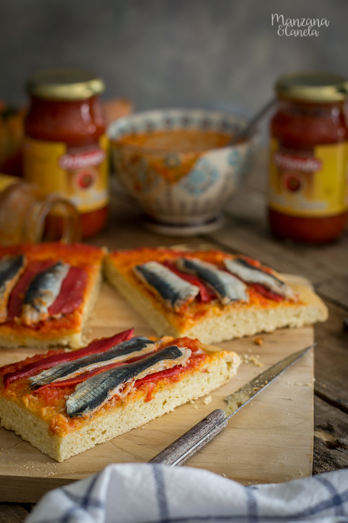 Coca de sardinas con sofrito de tomate y pimientos del Piquillo