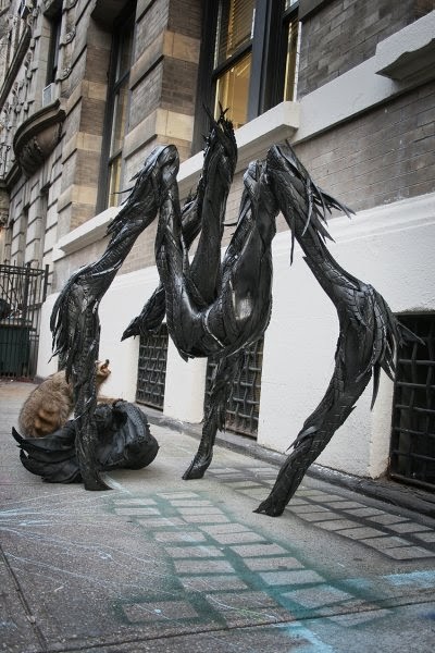 Yong Ho Ji esculturas animais humanos mutantes feitos de pneus reciclados negros