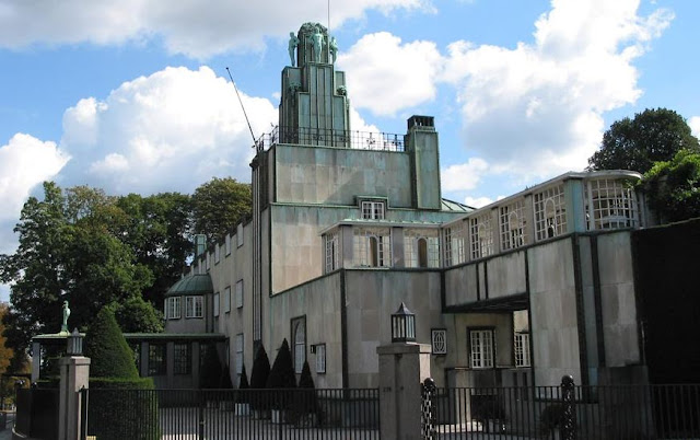 Το Μέγαρο Στόκλετ, η ιδιωτική κατοικία του εκατομμυριούχου τραπεζίτη Adolphe Stoclet, βρίσκεται στις Βρυξέλλες και είναι μνημείο παγκόσμιας πολιτιστικής κληρονομιάς της ΟΥΝΕΣΚΟ. Αποτελεί ένα από τα πιο σημαντικά αρχιτεκτονήματα του βιενέζικου κινήματος της «Απόσχισης» στην Ευρώπη, που ήταν επηρεασμένο από το ευρωπαϊκό Αρ Νουβό. Το Μέγαρο Στόκλετ σχεδιάστηκε από τον Αυστριακό αρχιτέκτονα Josef Hoffmann και οικοδομήθηκε μεταξύ των ετών 1905 και 1911 από το «Βιενέζικο Εργαστήριο» (Wiener Werkstätte), το οποίο διαμόρφωσε το εσωτερικό του κτιρίου σε απόλυτη αρμονία με το αρχιτεκτονικό ύφος της όλης κατασκευής. Η τραπεζαρία στο εσωτερικό διακοσμείται από μια εκπληκτική ζωφόρο 14 μέτρων, που τιτλοφορείται «Εκπλήρωση», έργο του διάσημου Αυστριακού ζωγράφου Gustav Klimt. Μέρος της μυθικής συλλογής έργων τέχνης του Adolphe Stoclet βρισκόταν εδώ. Πιθανότατα και ο βυζαντινός σταυρός.