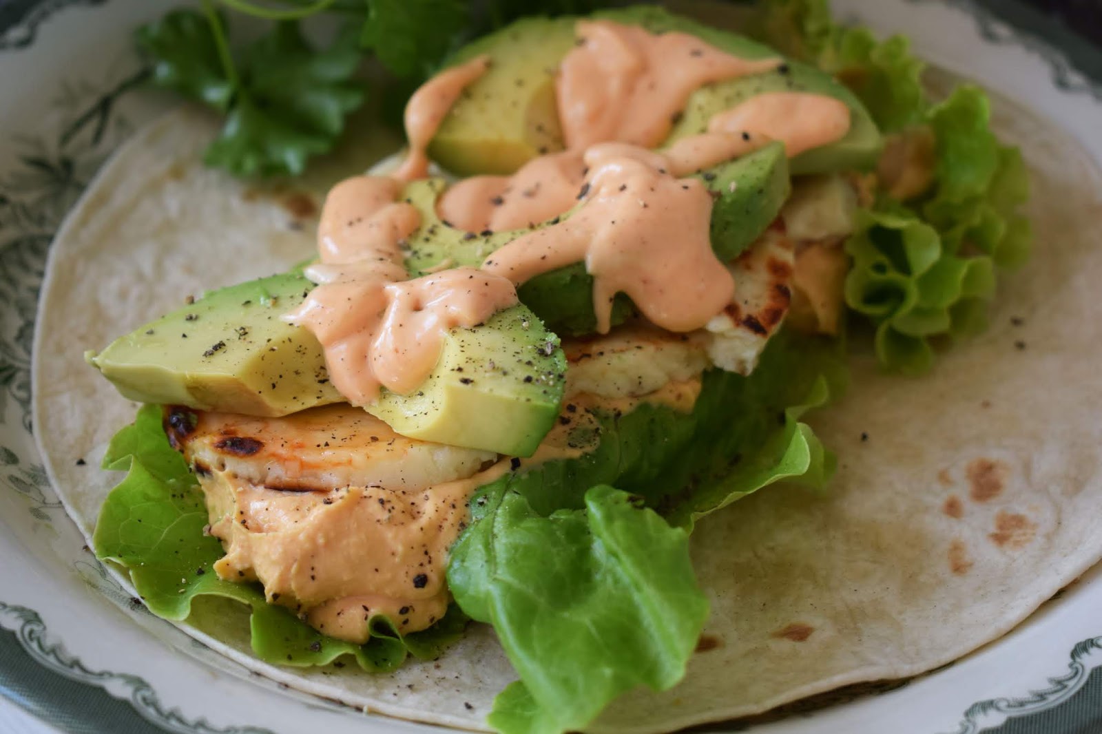 Smaskelismaskens Wrap med halloumi, hummus och avokado