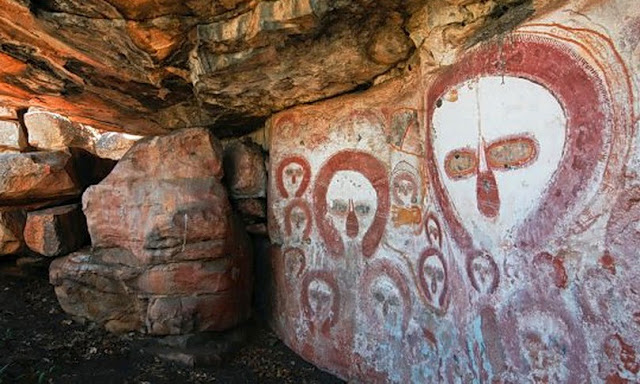 El arte rupestre existen en la misteriosa cueva de Australia es sencilla sorprendente, y podría tener 50.000 años de antigüedad, siendo la expresión más antigua conocida.