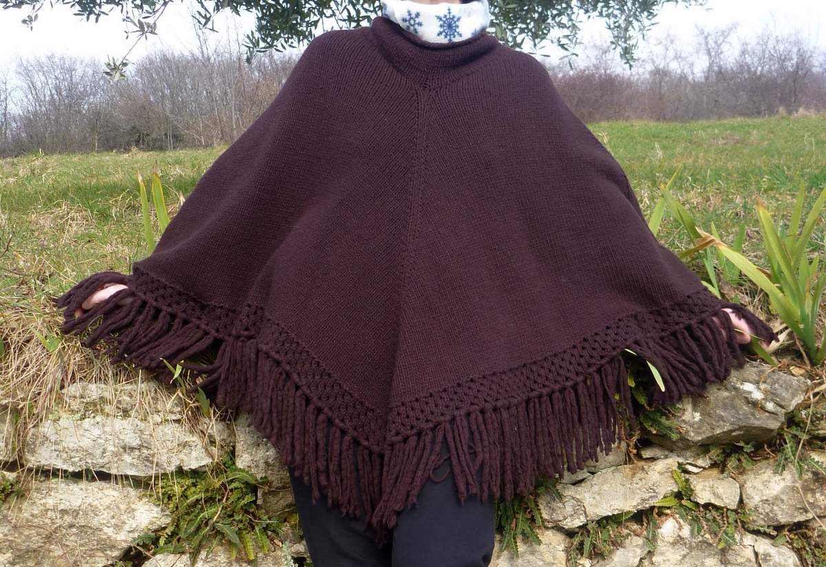 2025 Mantella da donna con cappuccio e orlo con frange, poncho all