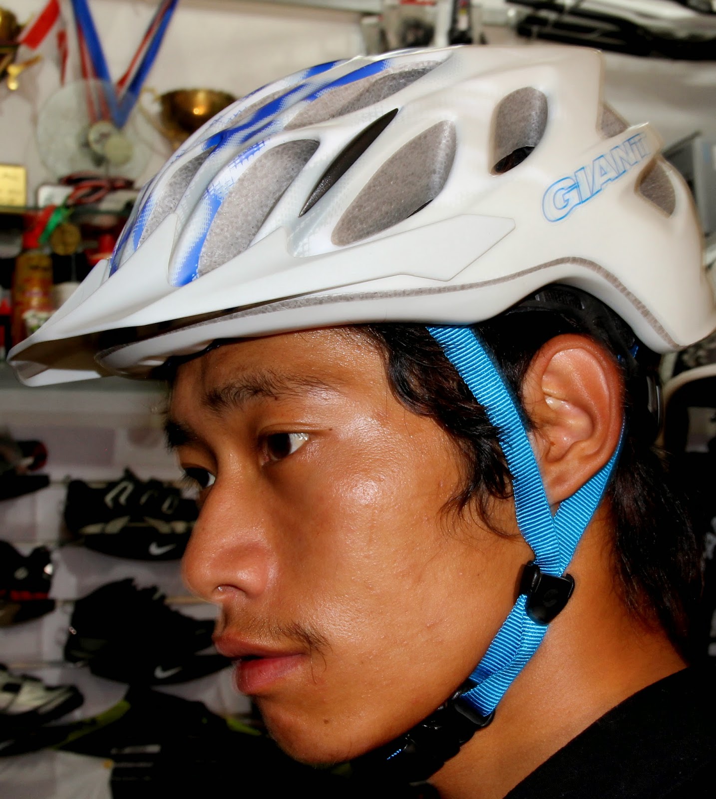 Кепка из картона коваленко кока кола. Кепка на человеке мокап. Head wears. Philip treacy haute couture. Шляпа в архитектурном стиле.