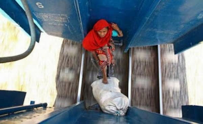 bangladesh train surfing hopping harrowing izismile