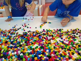 Das LEGO House in Billund mit Kindern: Unser Besuch und 5 absolute Highlights. In der Roten Zone können die Kids frei mit Legosteinen bauen.