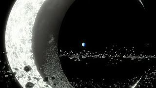 Zniszczony księżyc i fragmenty srebrnego globu, za którymi widać Ziemię