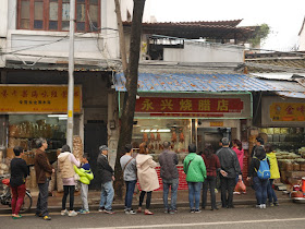 Long line at Yongxing Roasted Meats Shop (永兴烧腊店) in Guangzhou