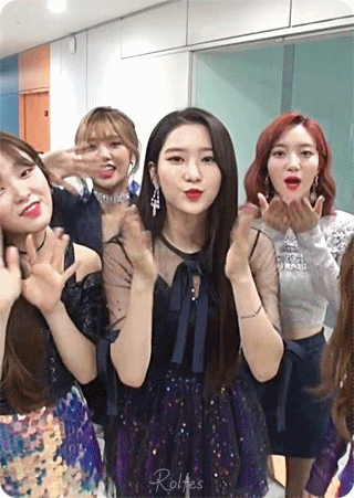 쇼챔 비하인드 오마이걸 멤버들 뽀뽀 엔딩.gif | 인스티즈