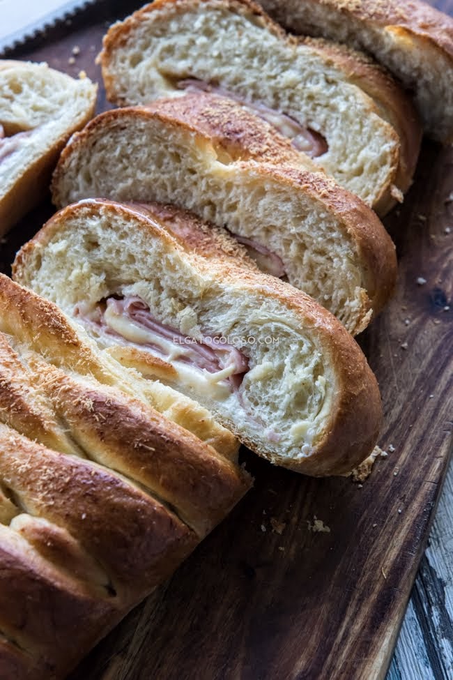 Pan semidulce relleno de jamón y queso, una extraordinaria combinación que recuerda a los minilunchs de las panaderías venezolanas. Receta de www.elgatogoloso.com