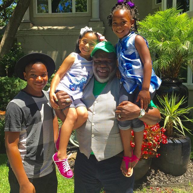 WOW!!!!!! See Bishop Td Jakes with His grandchildren.