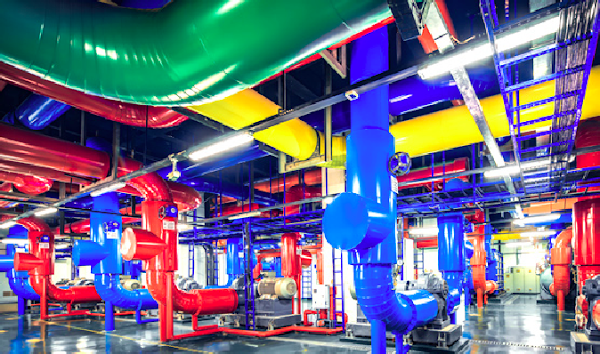 千島湖數據中心一樓冷凍機房。湖水過濾後,從蓄水池流入冷凍機房,並且運送到樓上伺服器機房。 圖說明