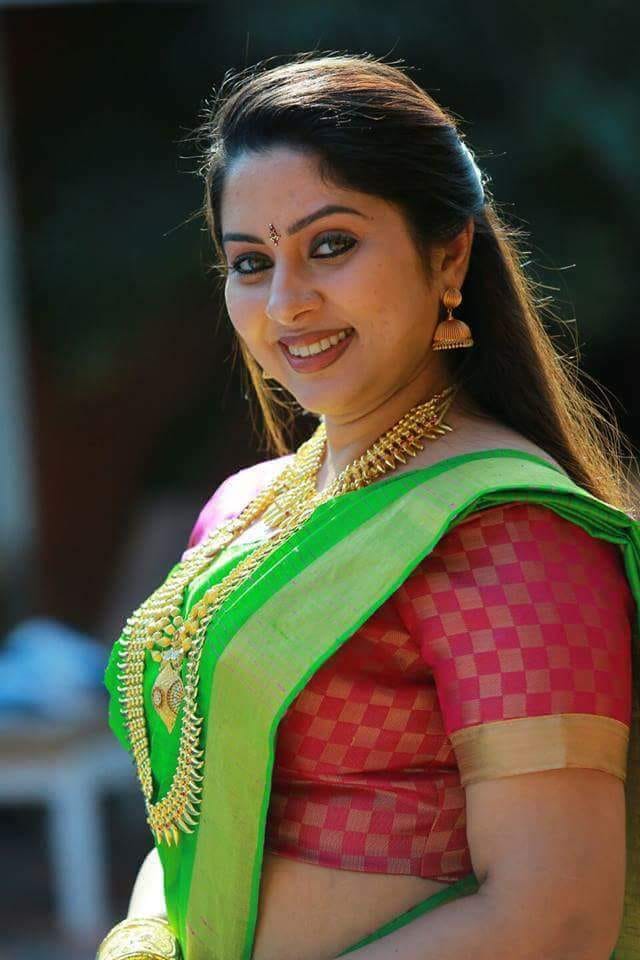 Malayalam Serial Actress Sreeya Remesh Hot Navel Photos.