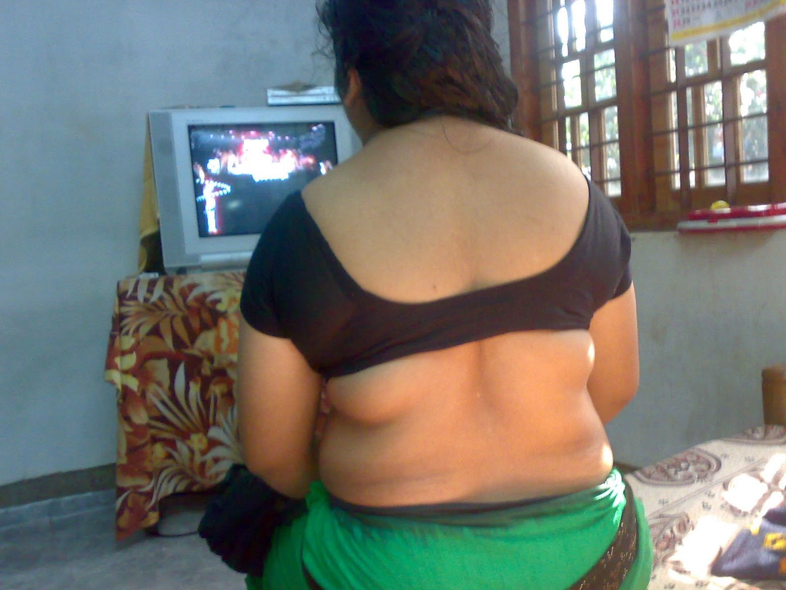 aunties back photos: sitting aunties back Different Saree and Different Pla...