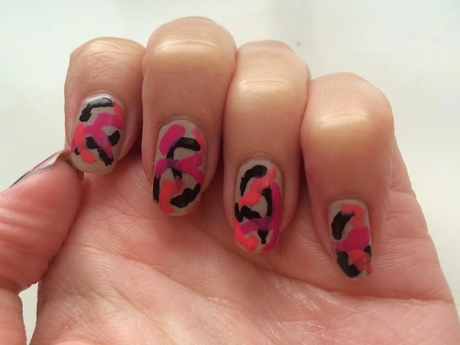 Manicura camuflaje en rosa